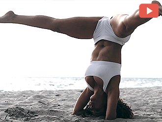 Sexy Bikini Yoga auf dem Jetski