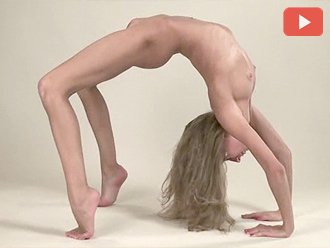 Nacktes Yoga lockt sogar alte gewöhnliche Pornomodelle an